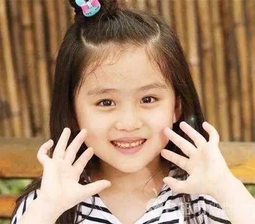 胶东在线 新闻中心 社会 世相万千  同样8岁的王亭文生活也大致如此