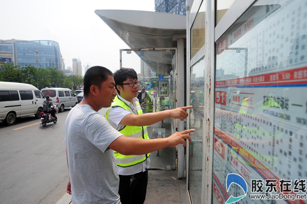 文明引導員接受市民換乘諮詢