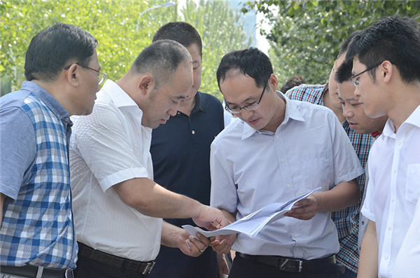 董事长辛军询问工程图纸相关事宜