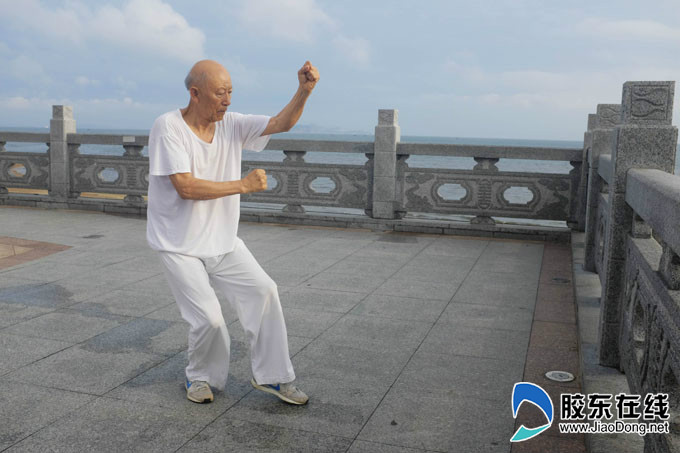 蓬莱七旬老翁练太极拳37载 精气神堪比40岁"小字辈"