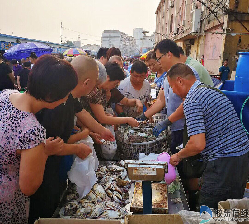 海鲜市场也就热闹起来 北马路红利巿场一角(图)