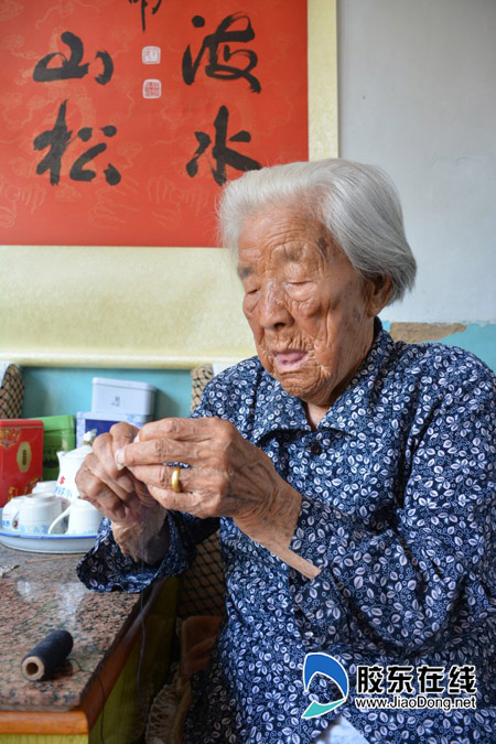 莱州百岁老人穿针引线