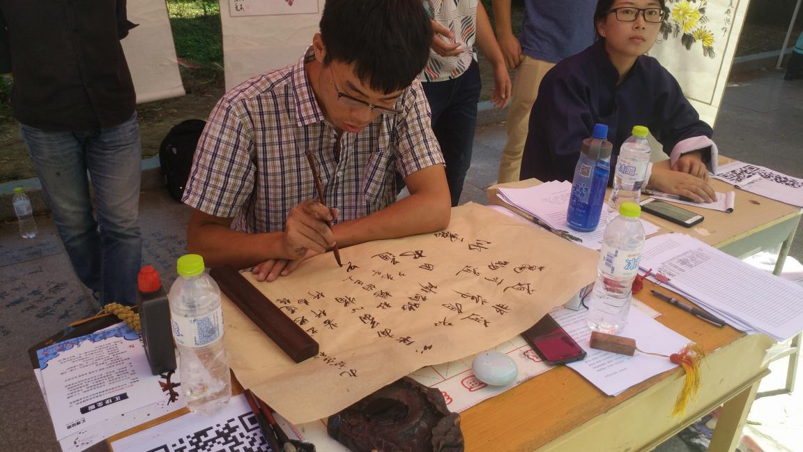 烟大文经学院"百团大战"社团纳新火热进行中