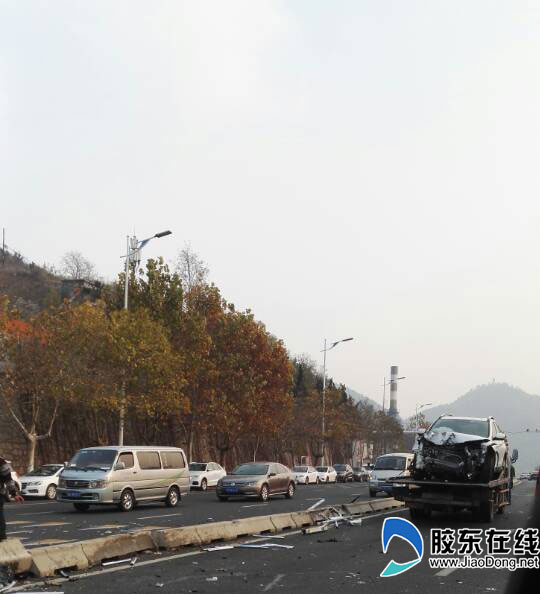 烟台山海路上发生车祸白色suv车头被撞毁图