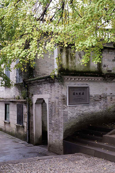 溪口镇(蒋梁亮/摄影)在蒋氏故居,采风团还品尝了地道的蒋家宴,体验了