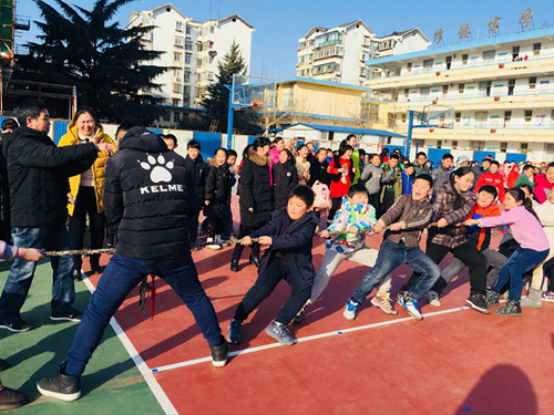 葡萄山小学举行"拔河比赛"