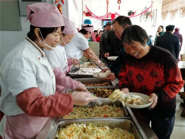 烟台丰金爱心餐厅为群众提供"免费的午餐"