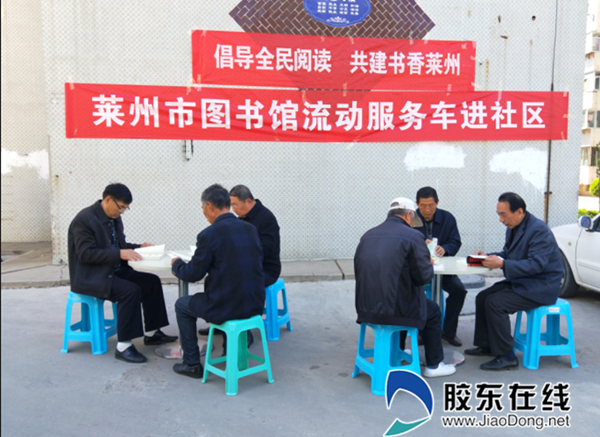 流动图书服务车开进了永安路街道景阳社区,为小区的居民带来了免费