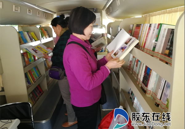 流动图书服务车开进了永安路街道景阳社区,为小区的居民带来了免费