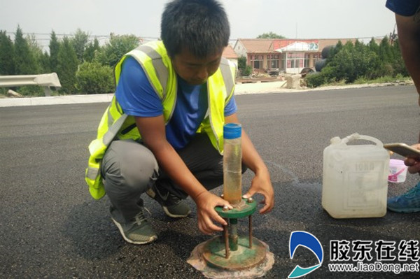 30分,随着沥青摊铺机的轰鸣声,g206烟汕线招远段沥青混凝土下面层试验