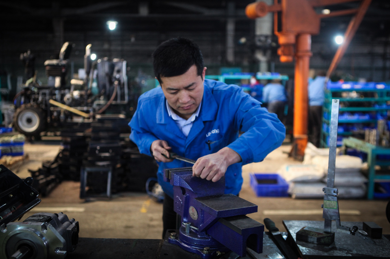 王俊堂,男,45岁,中共党员,山东华源莱动内燃机有限公司钳工,高级