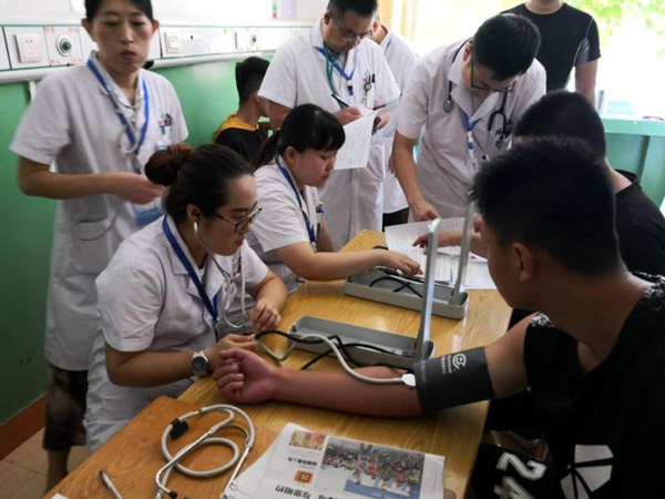 征兵工作启动首日烟台近700名应征青年上站体检