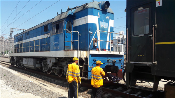 高温下的坚守:奔跑在50℃铁轨上的列车"编程师"