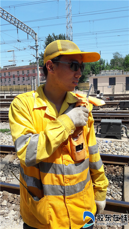 身穿长袖长裤,戴着防暑帽的连接员刘佳头顶烈日作业.