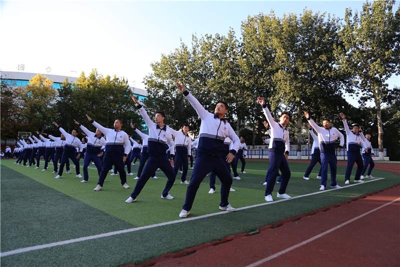 烟台一中高一年级广播操比赛展现青春风采