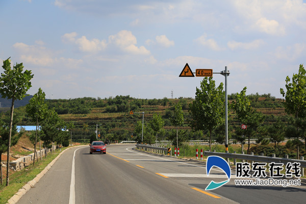 开辟右转专用车道;拓宽路面,延长过渡段,加大转角半径,确保"进得去,出