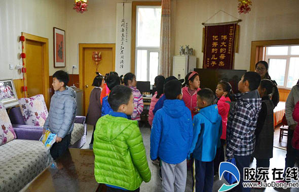 烟大附中少先队员到烟台sos儿童村献爱心