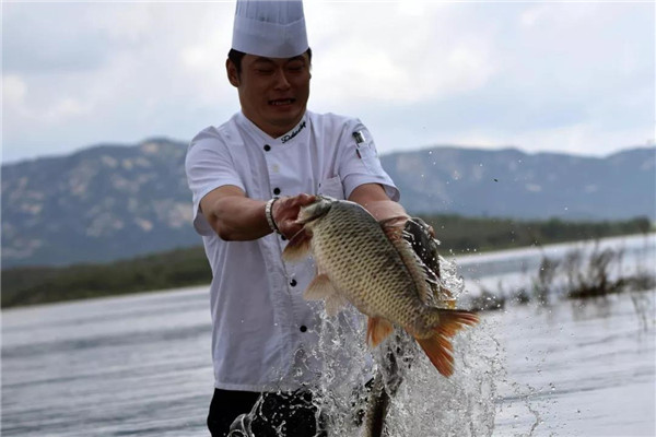 足不出户,享受私密温泉泡浴   *高含锶山泉水直饮,舒肝健脾,增强免疫