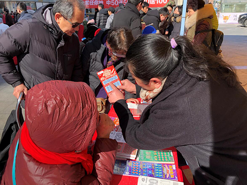 新春嘉年华体彩送宝马颁奖仪式举行幸运彩民开走宝马汽车