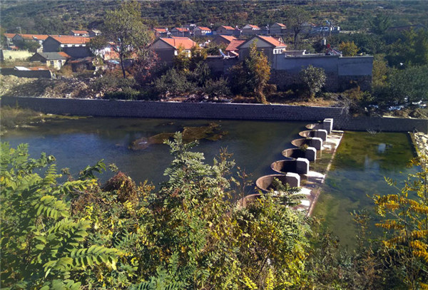 修缮后的拦河坝