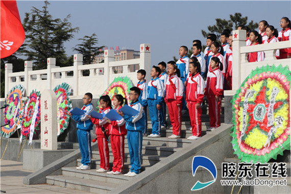 月4日上午,莱州市沙河镇在革命烈士纪念碑前隆重举行悼念革命烈士大会