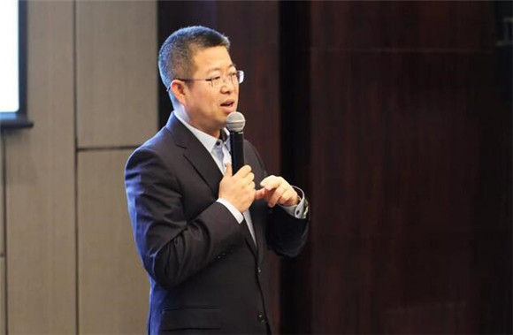 万达酒店及度假村副总裁,运营部总经理董军先生也现身本次收益会,并与