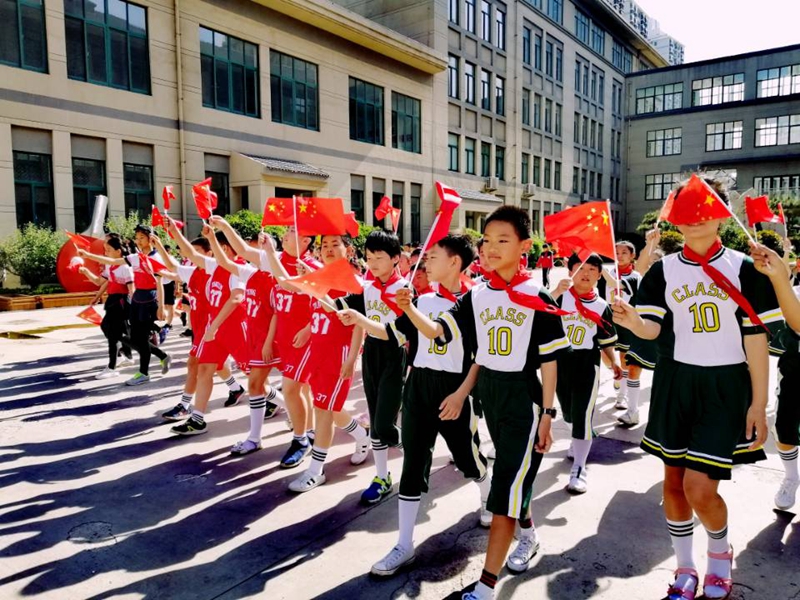 龙海小学迎"六一"《歌唱祖国》快闪朗读(组图) 科教文体 烟台新闻网