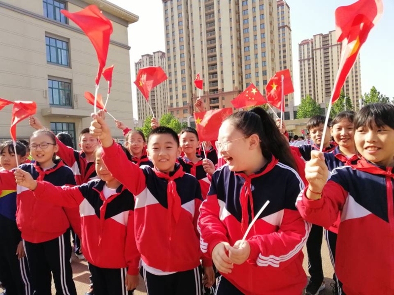 龙海小学迎"六一"《歌唱祖国》快闪朗读(组图) 科教文体 烟台新闻网