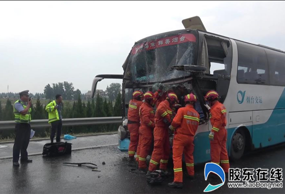 車禍現場消防隊員施救