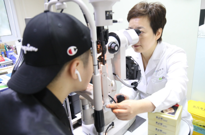 4分钟看完山东电视台主持人瑞嵩的摘镜蜕变之旅