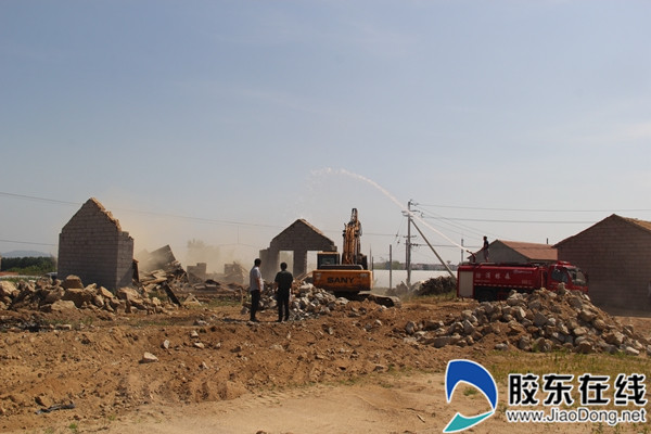 重拳出击莱山街道又一重点片区违建被拆除