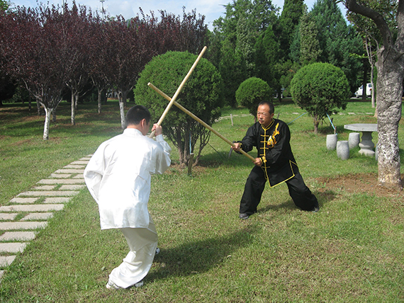 66太极螳螂拳传承人李飞林传授螳螂拳之六合棍,拍摄者:潘勇,时间2010.