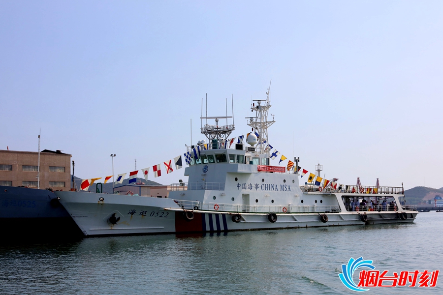 海巡船艇挂满旗,庆祝中国航海日.