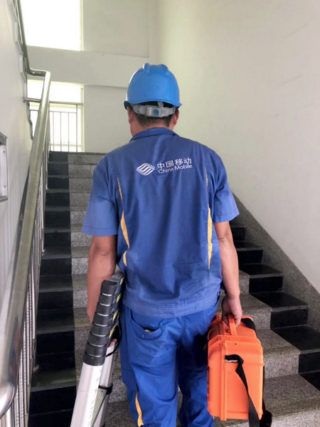 高温下的"烤"验:烟台移动装机人员为用户提供满意服务