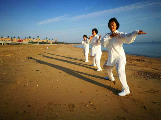 走到哪打到哪越打越享受河南焦作六姐妹醉心蓬莱海边打太极