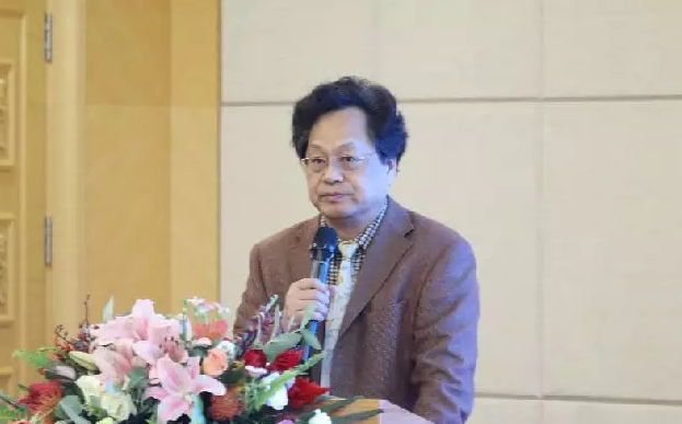 烟台光明眼科医院院长张少斌教授主持会议并致辞