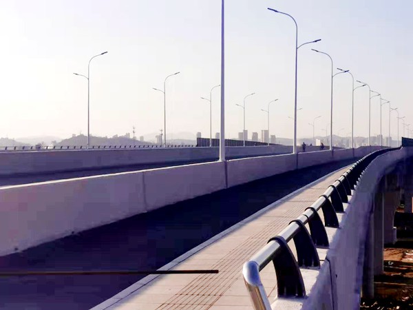 塔山南路上跨蓝烟铁路立交桥工程提前6个月竣工通车 城市建设 烟台