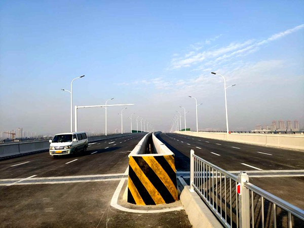 塔山南路上跨蓝烟铁路立交桥工程提前6个月竣工通车 城市建设 烟台