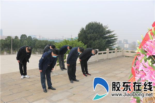 莱州市退役军人事务局党组成员向革命烈士鞠躬致敬