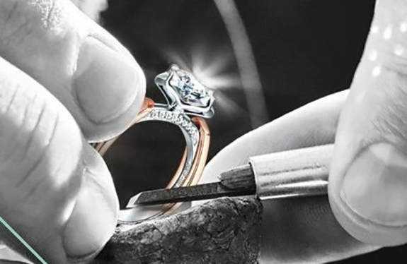 鑫荟金行查理大桥系列轻奢钻戒闪耀上市指尖艺术演绎浪漫爱恋