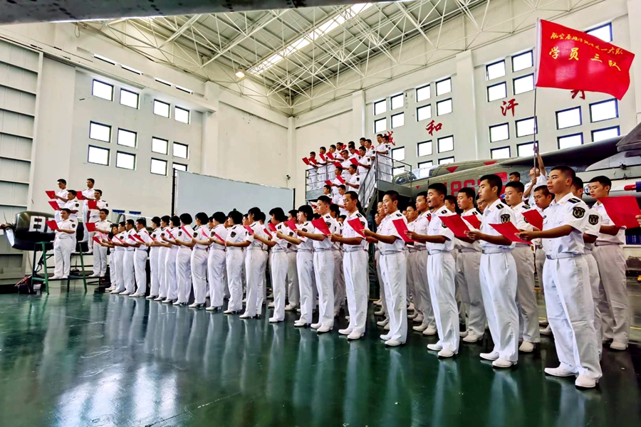 八一禮讚軍旗紅海軍航空大學為新時代的中國朗讀