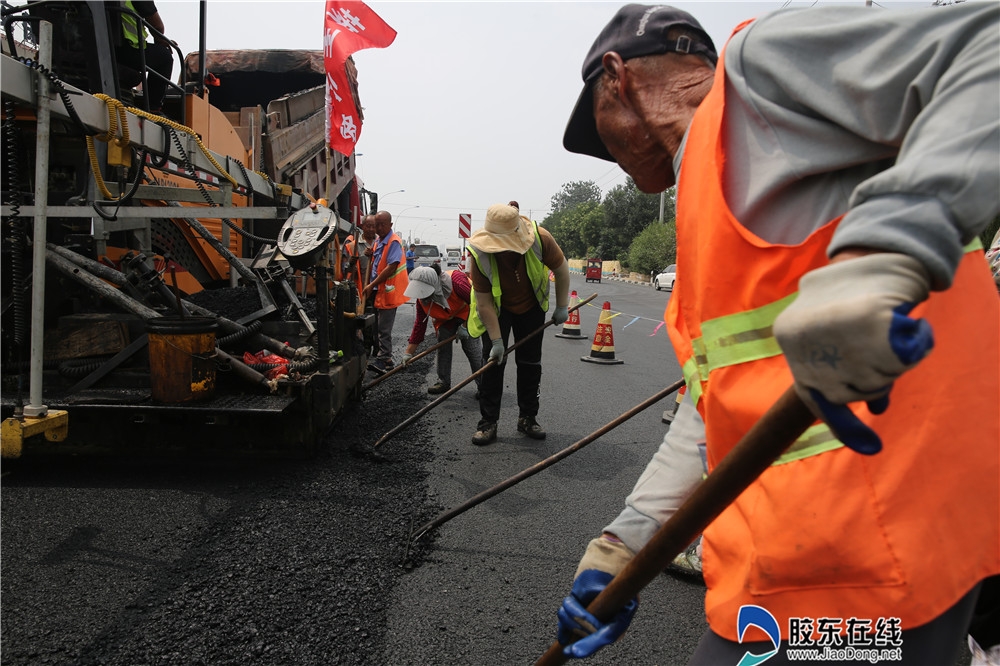 高温下的修路工人——我们的"superstar"