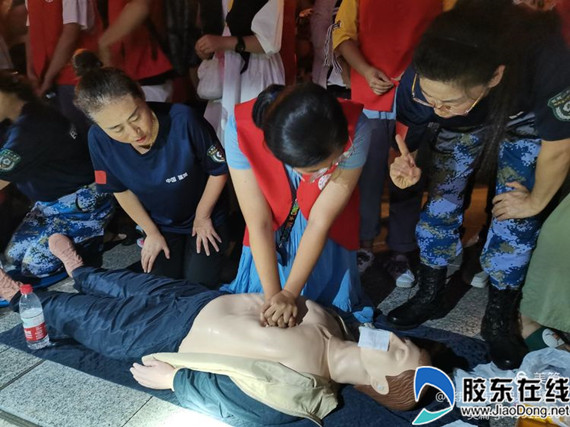 民兵救援队组织高中学生开展急救知识培训