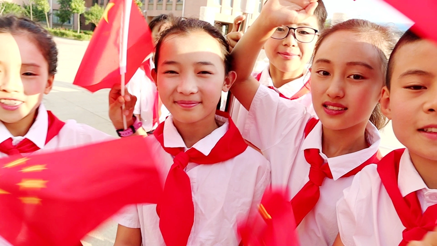 "红领巾致敬祖国"快闪朗读《让国旗在天安门广场高高飘扬》
