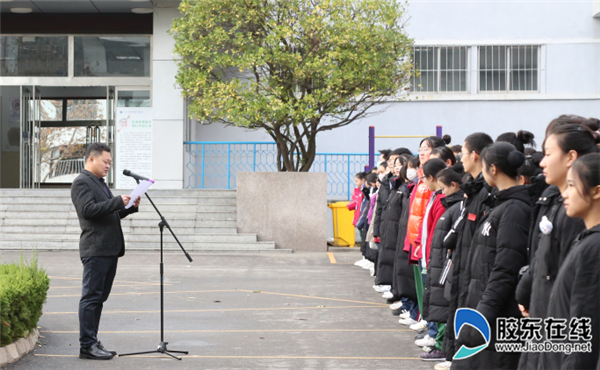 員 陶勇) 12月1日,山東省煙臺藝術學校首屆