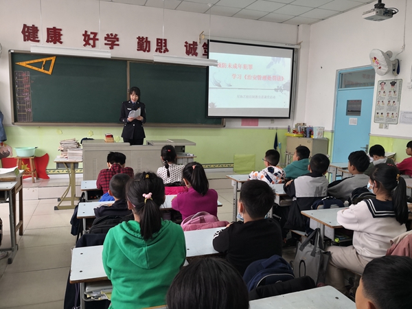 近日,卧龙派出所的原铭潞警官受邀来到烟台星海艺术学校开展法治教育