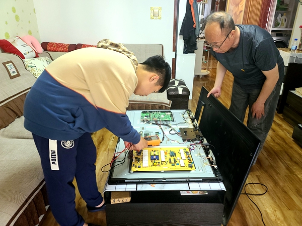 走进居民家中修理电视机