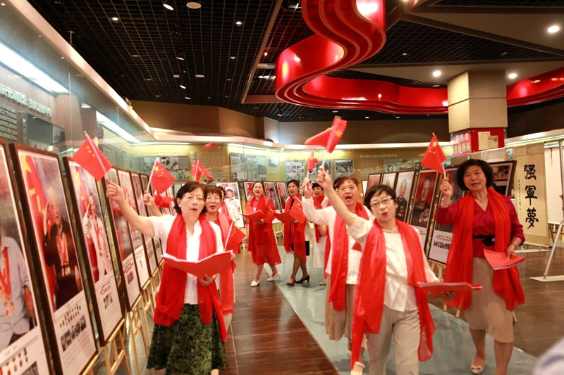 红色精神放光芒走进深情颂伟业永远跟党走摄影展为新时代的中国朗读