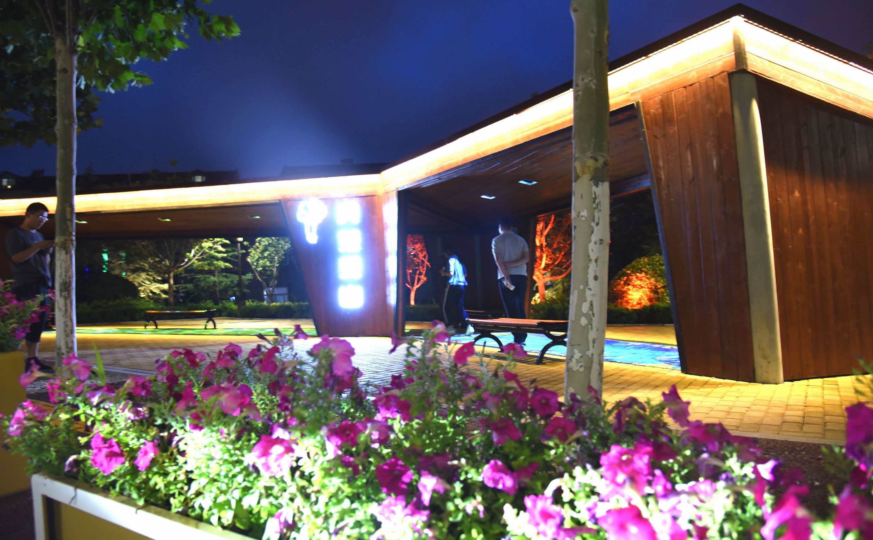 人与光影互动 烟台市莱山区景观亭用上激光投影仪