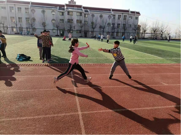 助力冬奧夢想飛躍萊陽市柏林莊中心初中小學部舉行冬季長跑接力賽